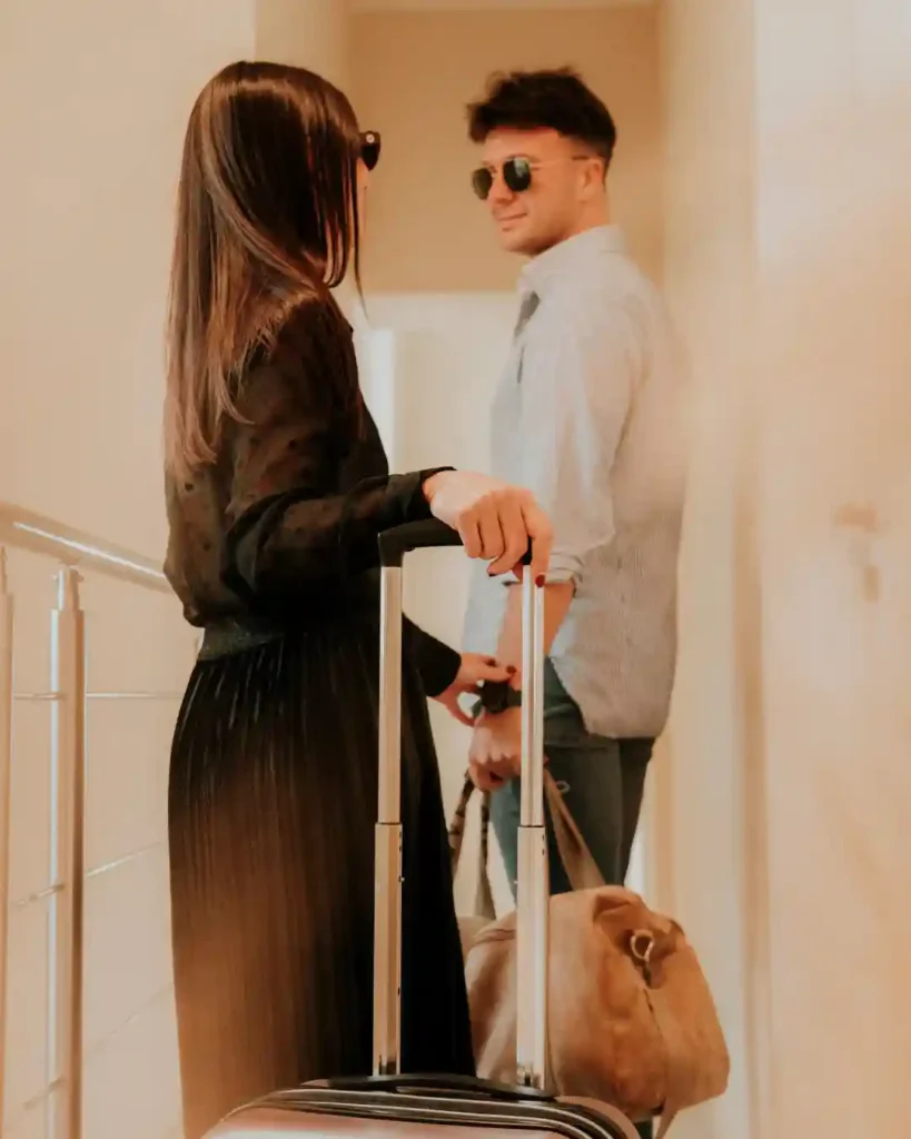 Ospiti sorridenti che arrivano al B&B Carosello all'Isola d'Elba per il check-in.