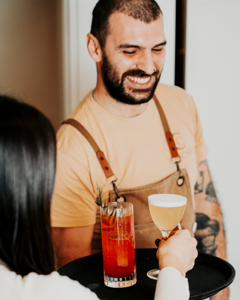 Momento del check-in al B&B Carosello: ospite che riceve un cocktail di benvenuto dal personale all'Isola d'Elba.