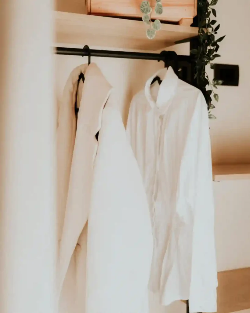 Arredamento funzionale al B&B Carosello: appendiabiti a vista con cappotti per gli ospiti in camera all'Isola d'Elba