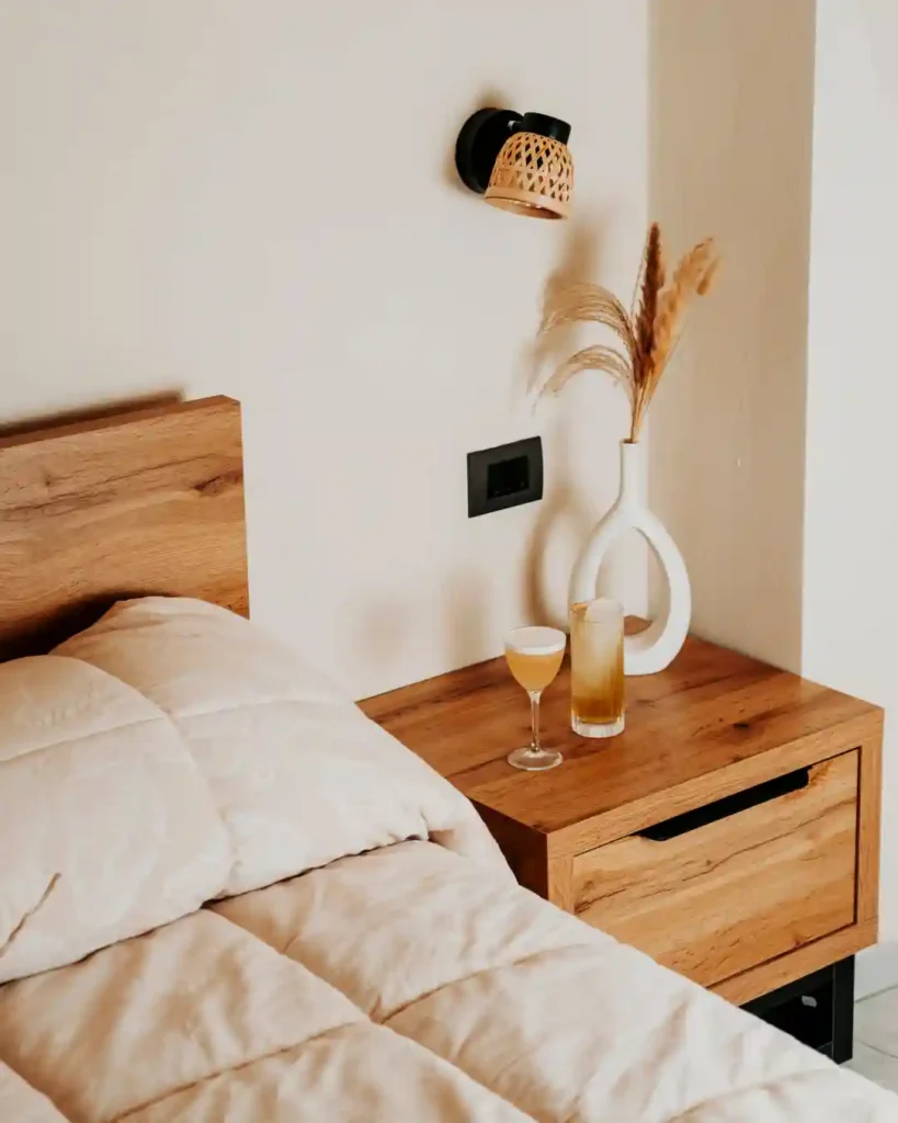 Dettaglio relax in camera al B&B Carosello: comodino con riviste e due cocktail gialli preparati per gli ospiti all'Isola d'Elba.