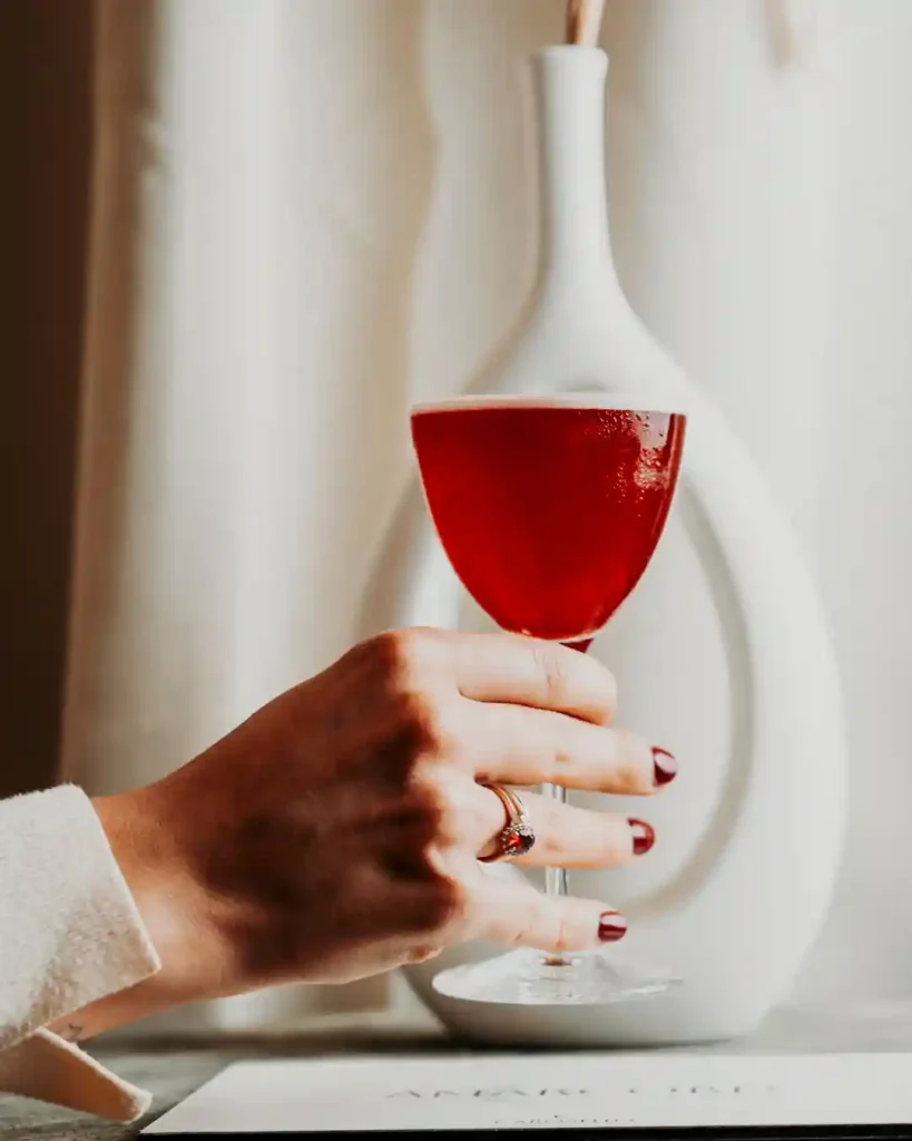 Dettaglio cocktail rosso servito al B&B Carosello: un fresco aperitivo di benvenuto per gli ospiti all'Isola d'Elba.